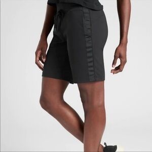 Athleta Metro Downtown Shorts Size S